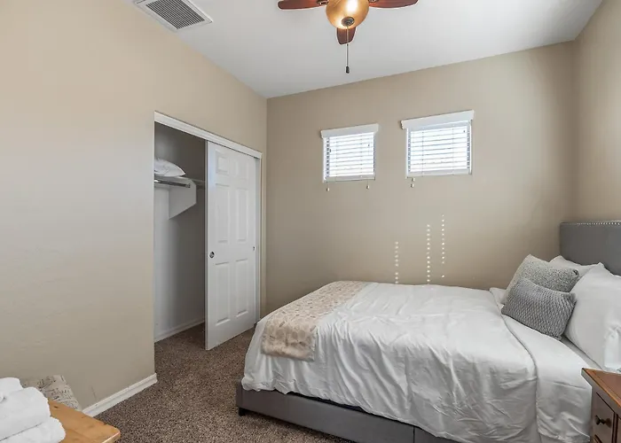 Entire In Downtown, Arizona Holiday home Surprise